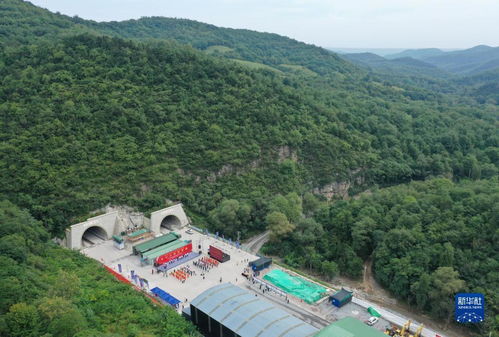 陜西麟法高速首座隧道貫通