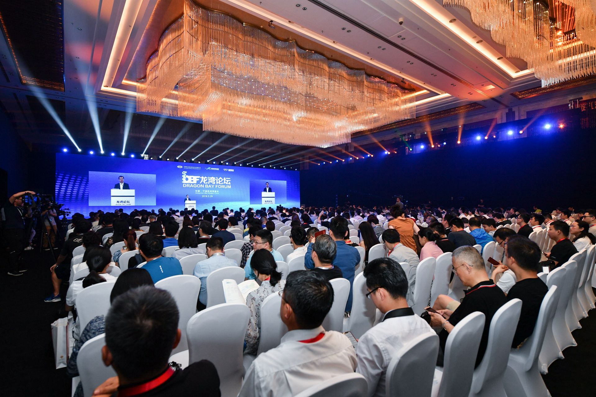 2018首屆龍灣論壇峰會 聚焦新能源汽車發展，共繪綠色出行新藍圖